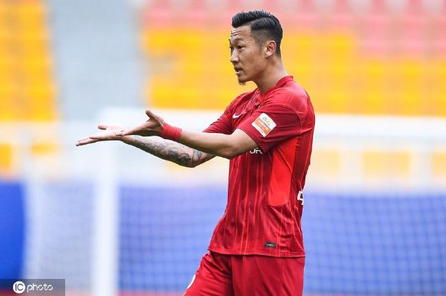 技校下课厕沟嘘嘘偷拍