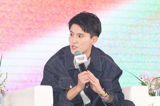 请播放人妖女的和女的